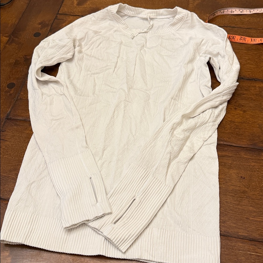 Cream color long sleeve with thumb holes
Good condition
Fitted